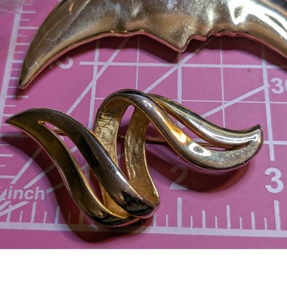 Vintage 80's Large Crescent Moon W/ Face & Squiggly M. Jent Gold Tone Brooches - Picture 4 of 4